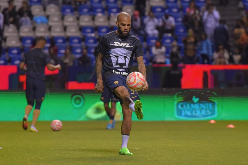 Dani Alves previo a un partido de Pumas