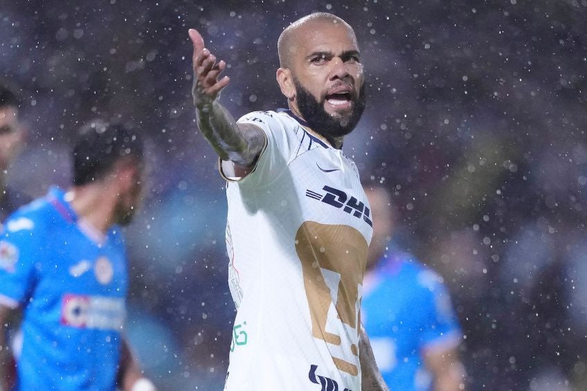 Dani Alves durante un partido de Pumas