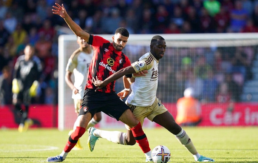 Dominic Solanke pelea el balón con Boubakary Soumare