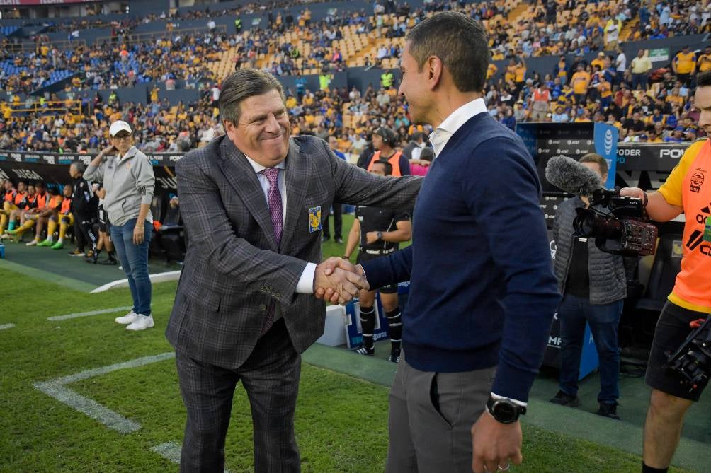 Miguel Herrera saluda a Jaime Lozano