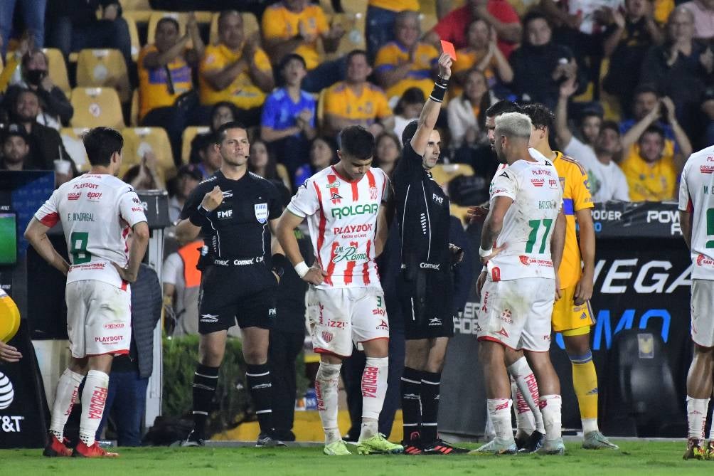 Necaxa no aprovechó el hombre de más