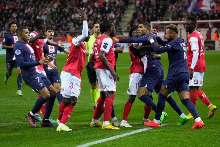 Jugadores del PSG y del Reims durante un partido