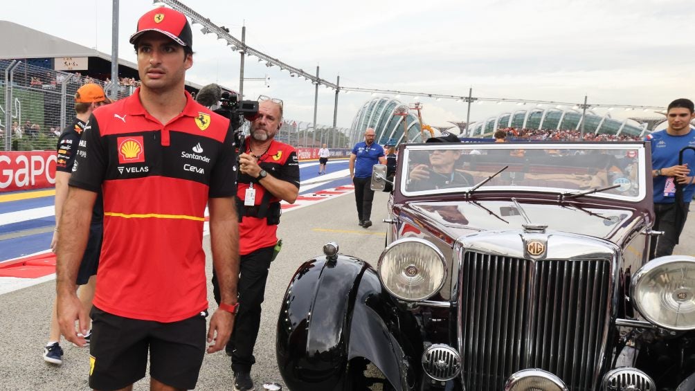 Carlos Sainz camina hacia el desfile de pilotos antes del GP de Singapur