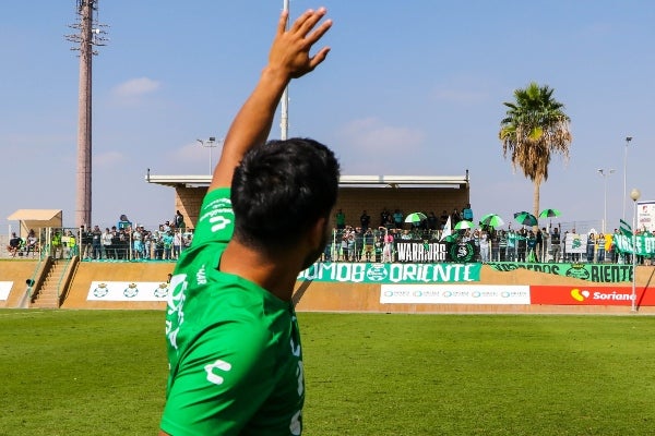 Eduardo Aguirre saludando a los seguidores 