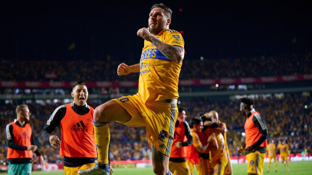 Gignac en festejo de gol