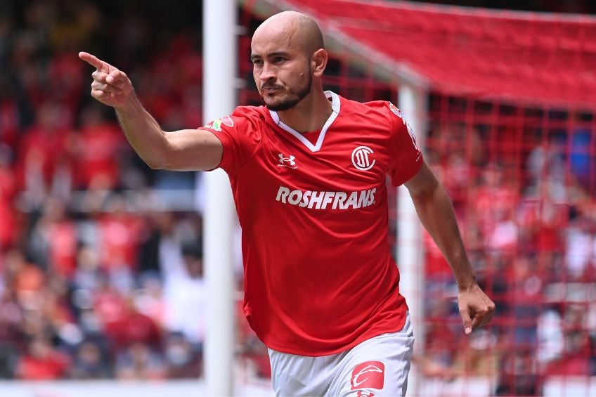 Carlos González festejando un gol