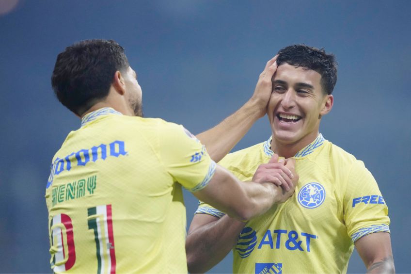 Jugadores del América festejando un gol