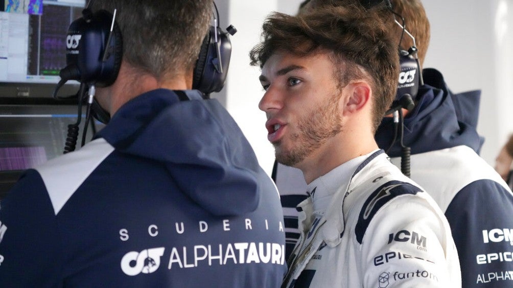 Pierre Gasly casi choca con una grúa en la pista