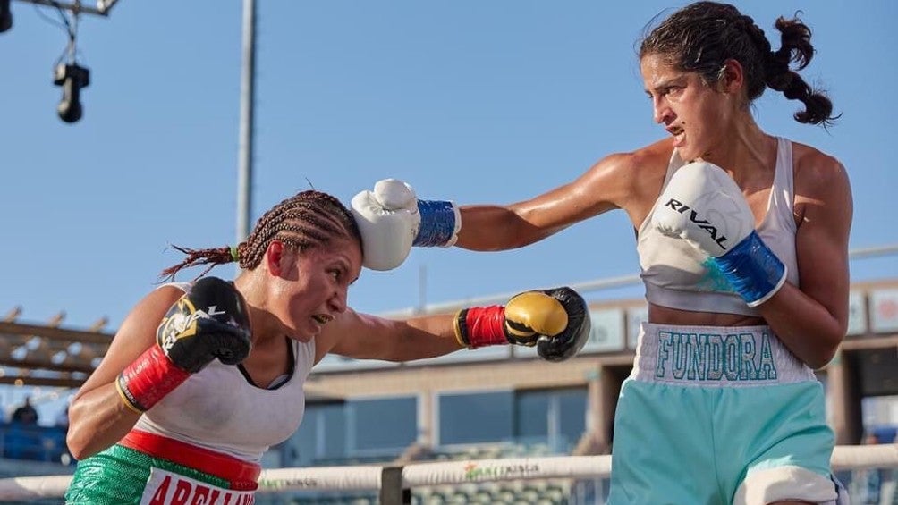 Naomi 'La Chapita' Arellano en pelea contra Gabriela Fundora