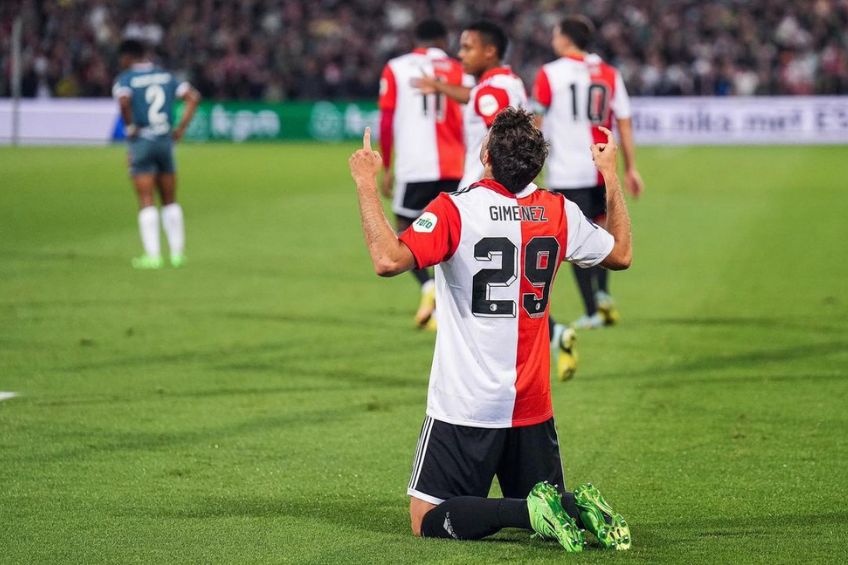 Santiago Giménez festejando un gol