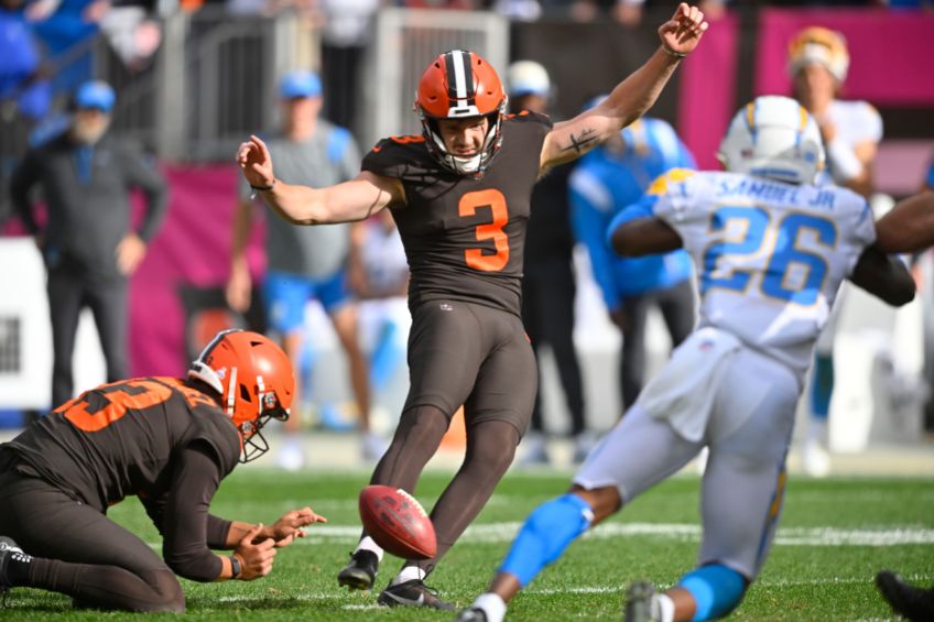 Cade York durante un partido de los Chargers