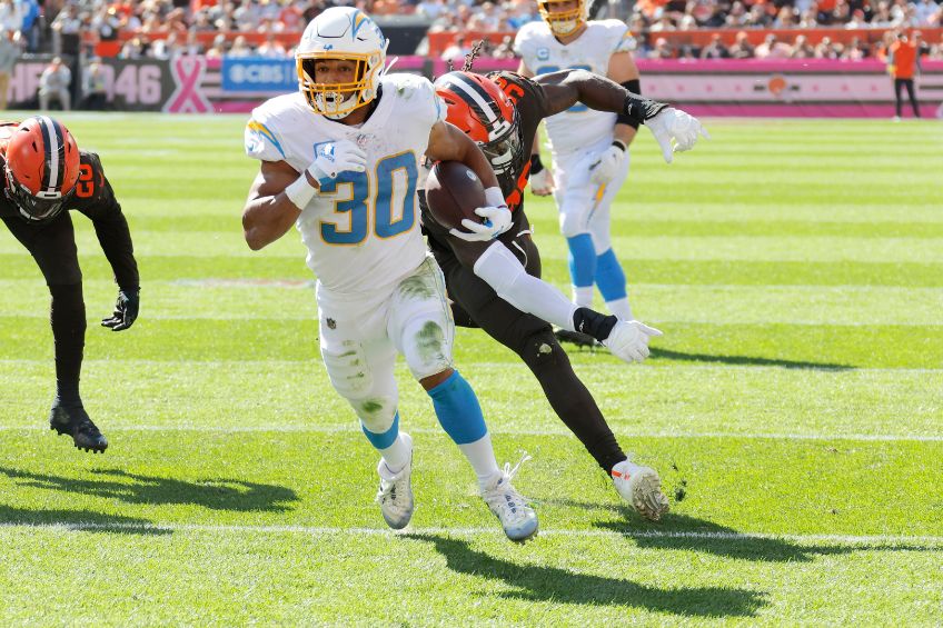 Austin Ekeler durante un partido de los Chargers