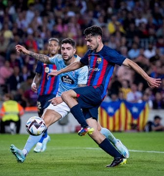 Pedri en disputa por el balón