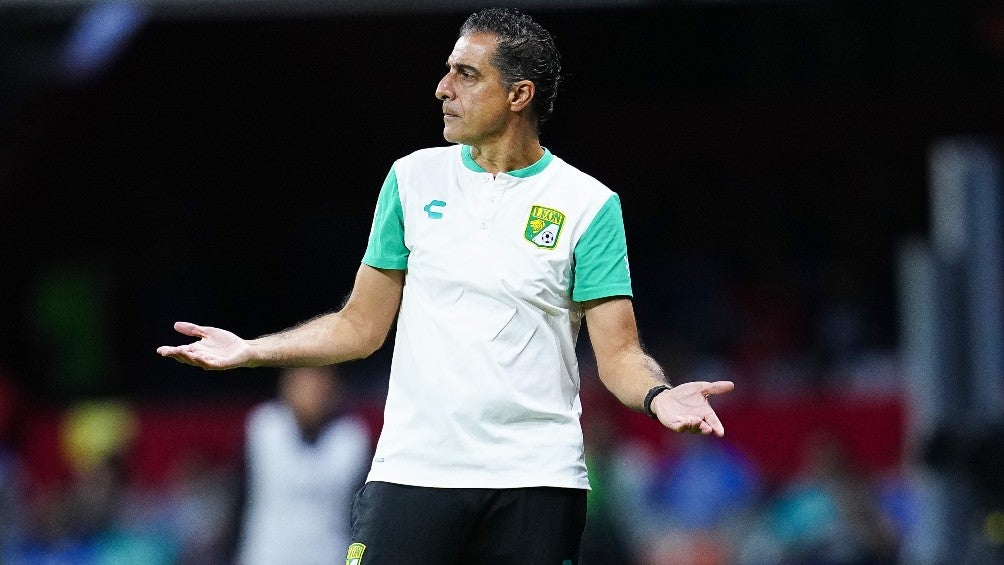 Renato Paiva en el duelo ante Cruz Azul