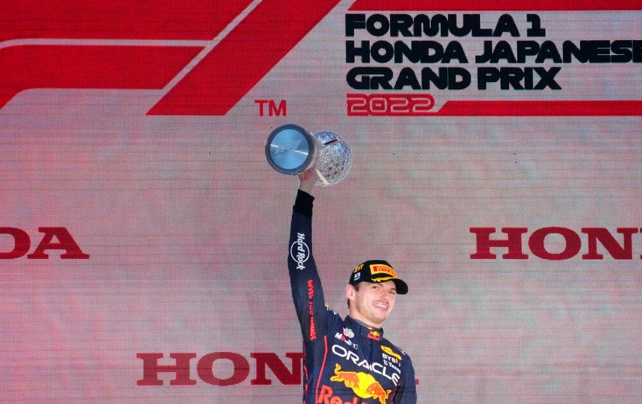 Verstappen con el trofeo del GP de Japón