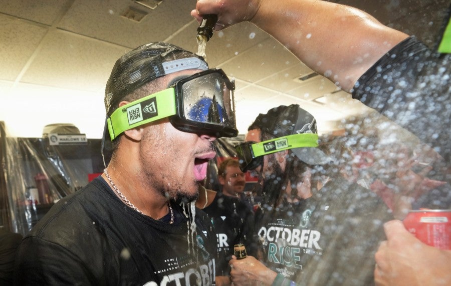 Peloteros de Mariners celebran