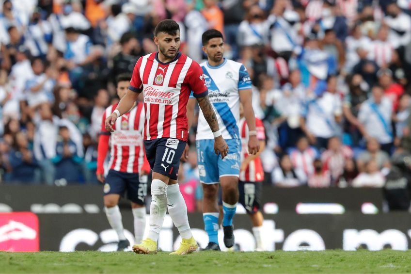 Alexis Vega durante un partido de Chivas