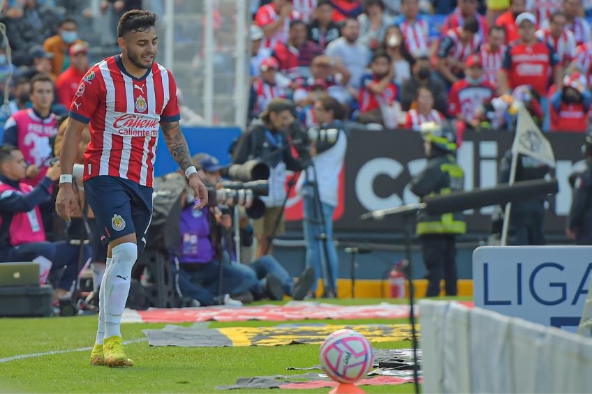 Alexis Vega durante un partido de Chivas