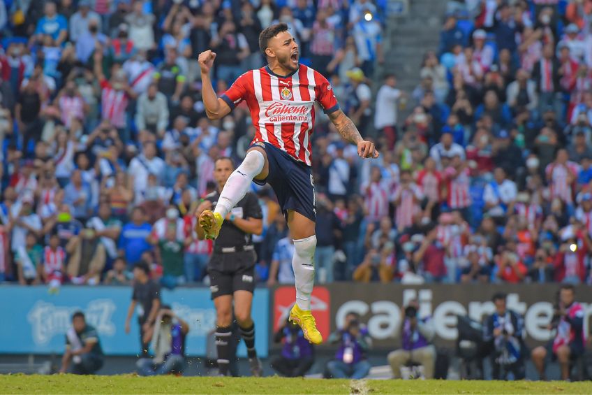 Alexis Vega festejando un gol