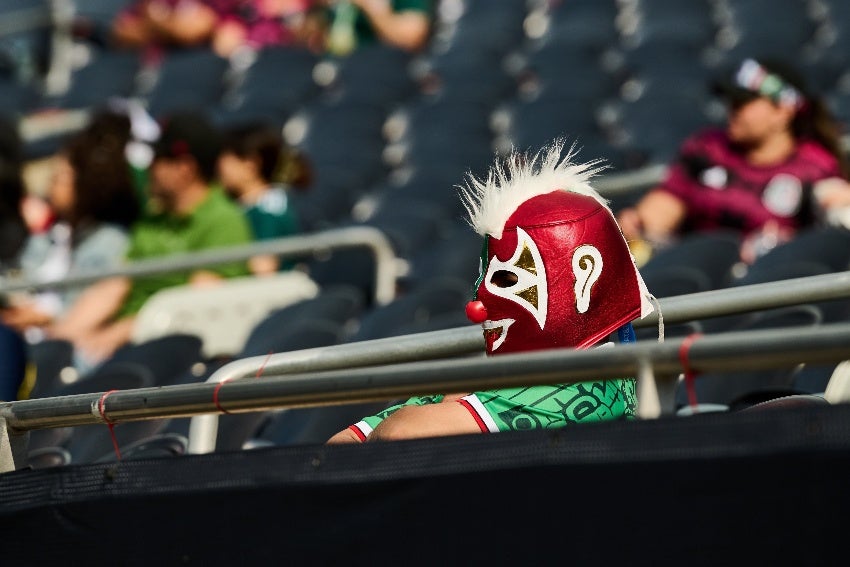 Afición mexicana con máscara de luchador