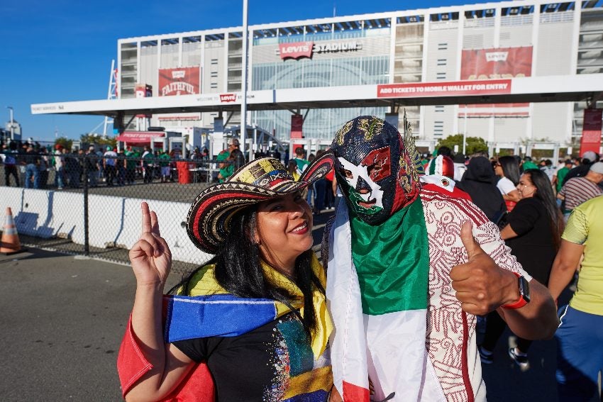 Afición mexicana con máscara de luchador