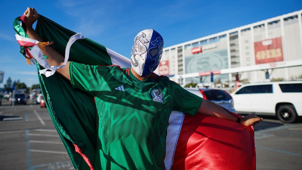 Afición mexicana con máscara de luchador