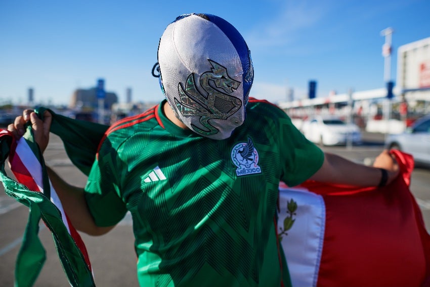 Afición mexicana con máscara de luchador