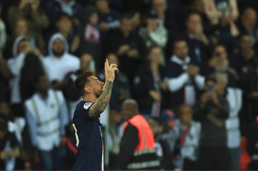 Messi en celebración de gol con PSG