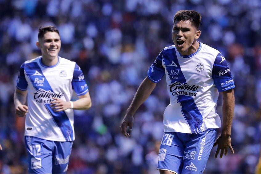 Martín Barragán festejando un gol