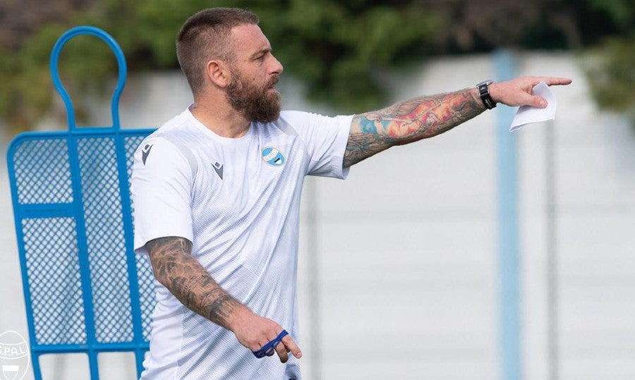 De Rossi dirigiendo entrenamiento