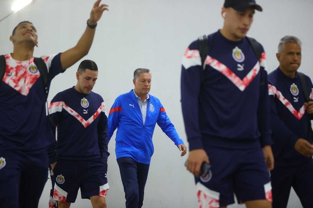 Ricardo Peláez camina junto a sus jugadores en Chivas