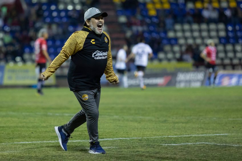 Diego Maradona tras un partido de Dorados