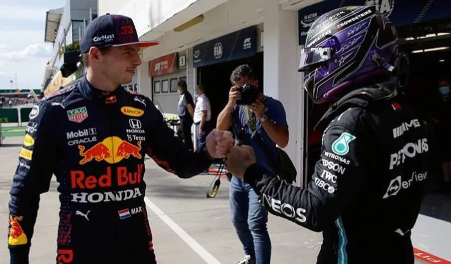 Max Verstappen saluda a Lewis Hamilton