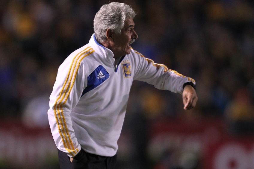 Tuca Ferretti dirigiendo a Tigres