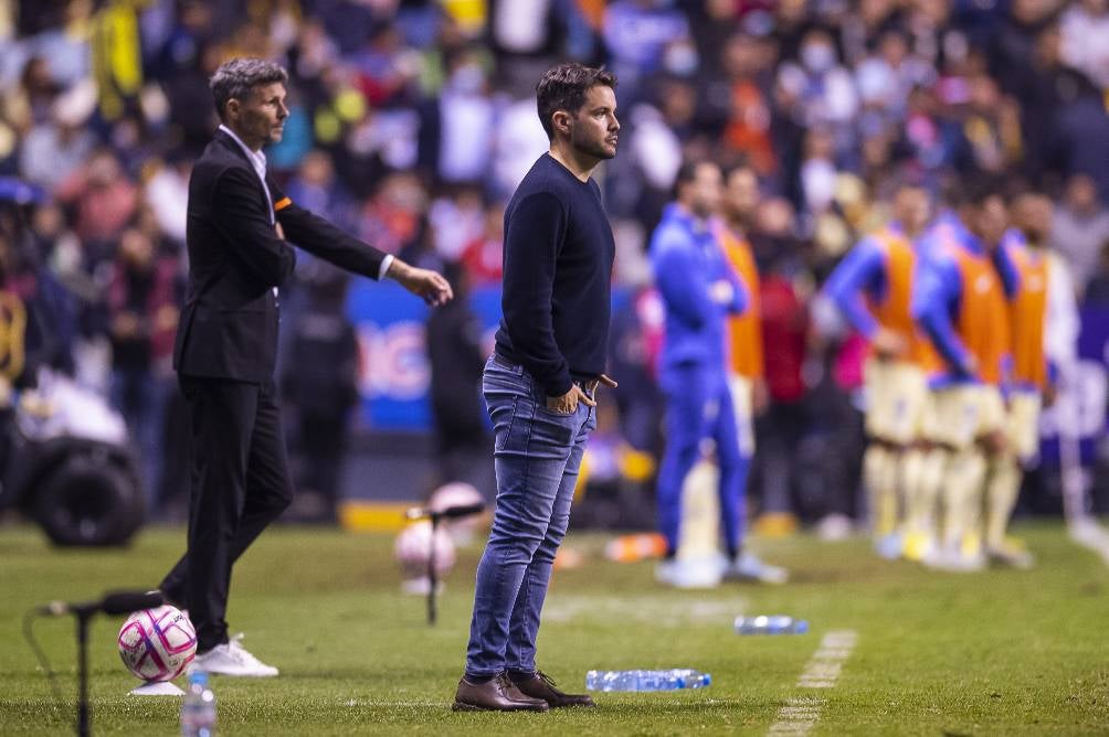 Fernando Ortiz y Nicolás Larcamón observan el partido desde la banca