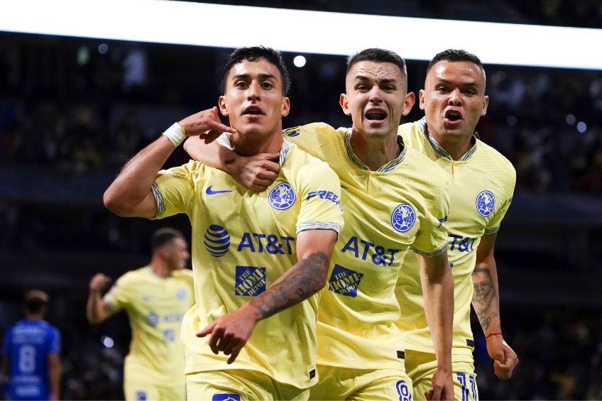 Jugadores del América festejando un gol