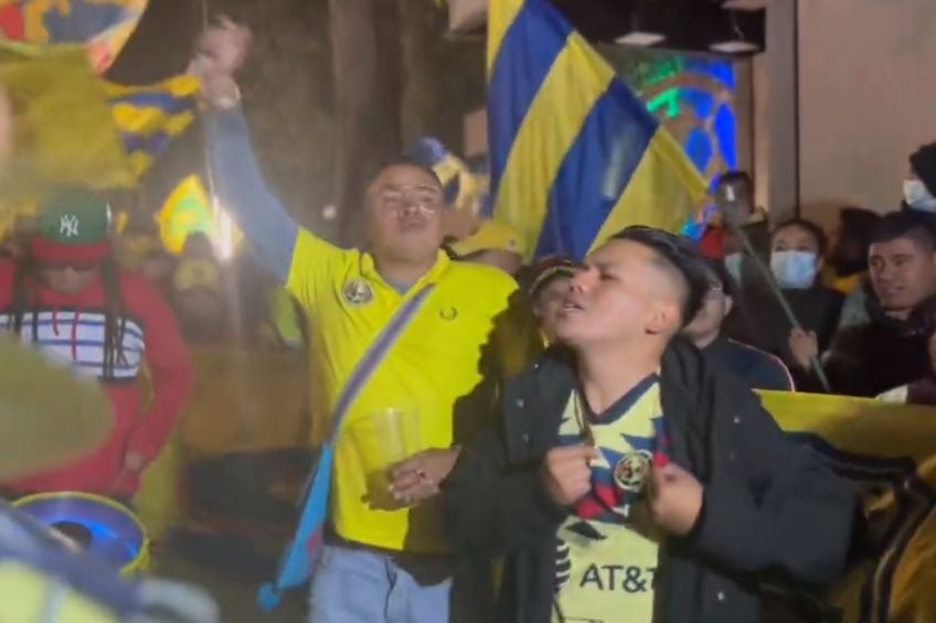 Aficionados del América durante la serenata