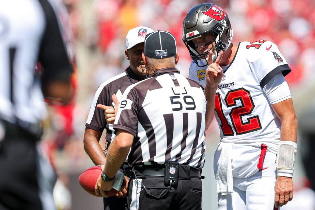 Tom Brady discute con un referee 