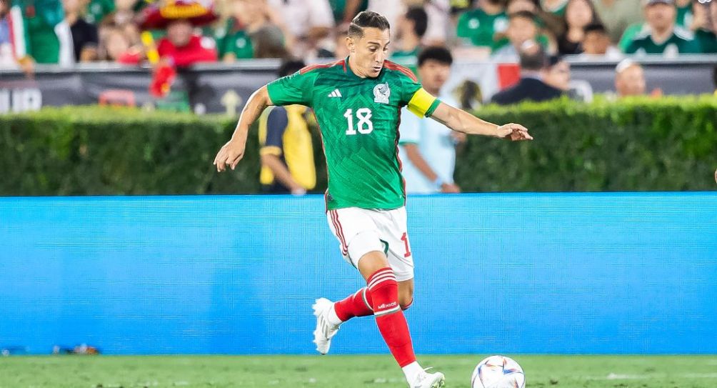 Andrés Guardado durante un partido de México