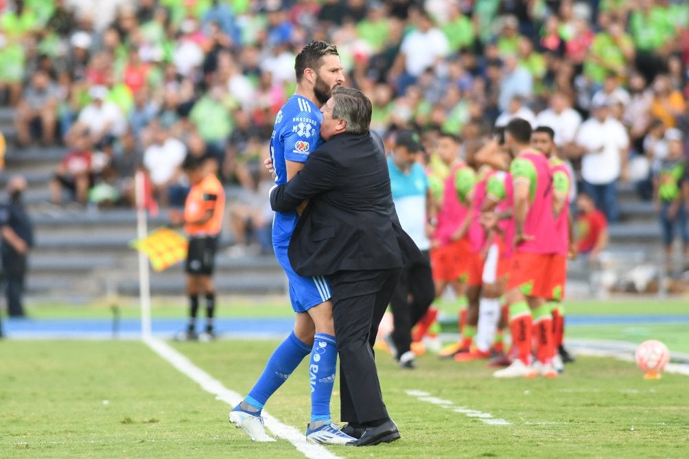 Miguel Herrera festeja con André-Pierre Gignac