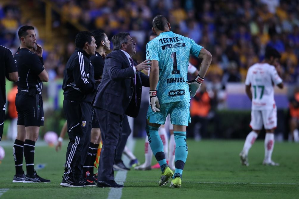 Miguel Herrera le da instrucciones a Nahuel Guzmán 