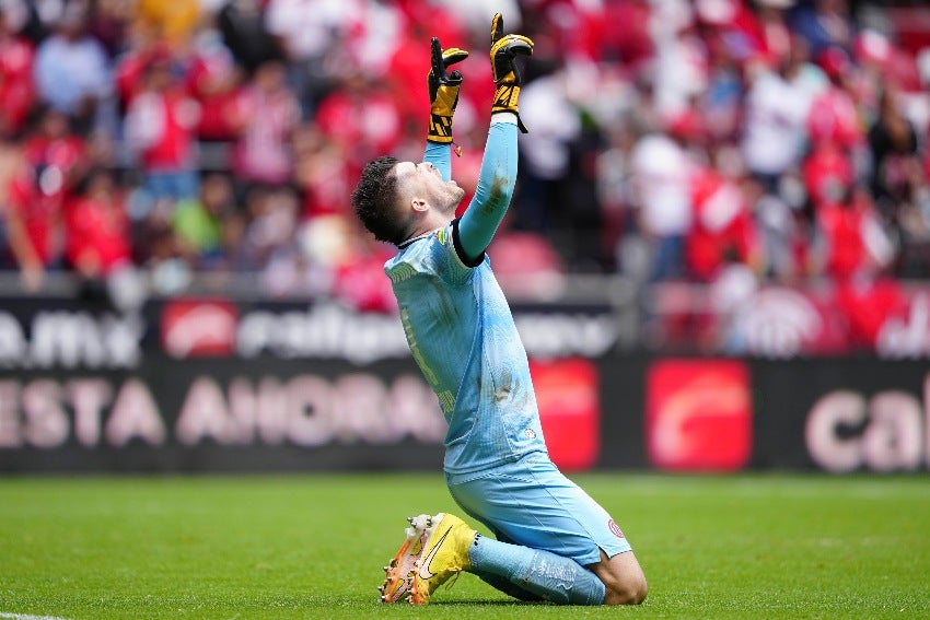 Tiago Volpi en un partido de Toluca