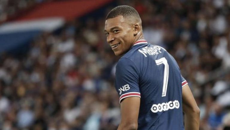 Mbappé sonríe tras una acción