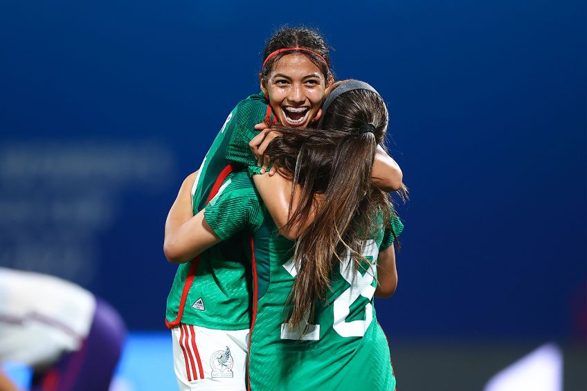 Jugadoras de México festejando un gol