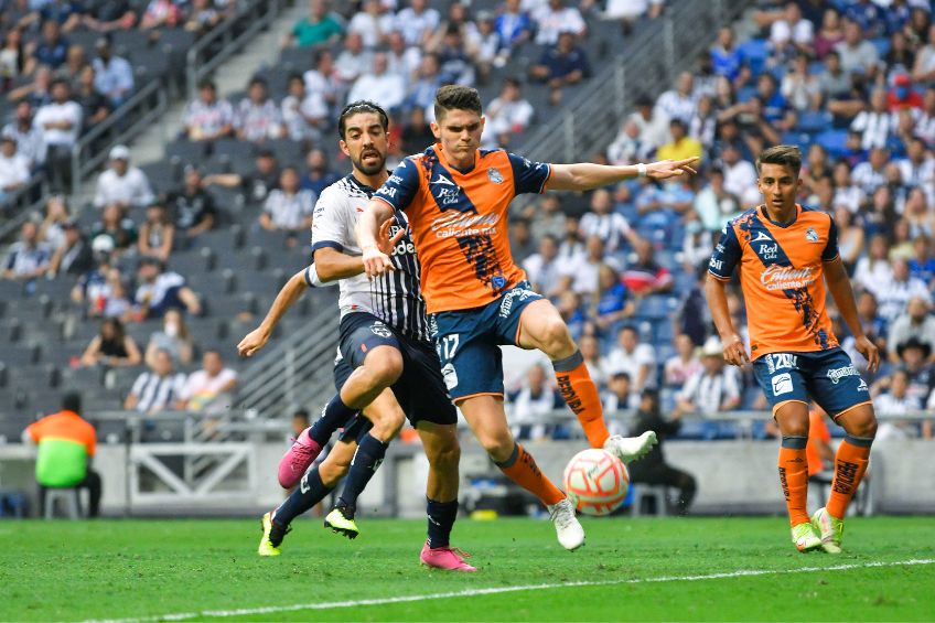 Israel Reyes durante un partido del Puebla