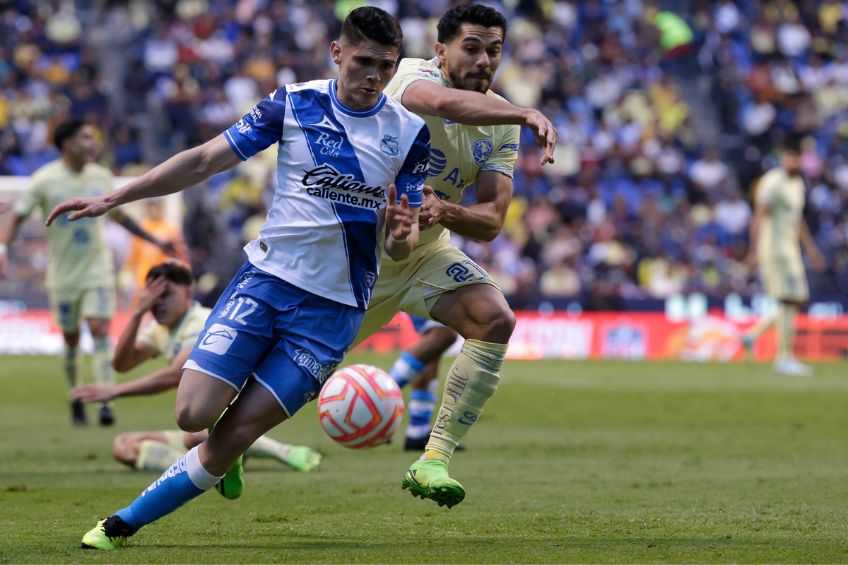 Israel Reyes durante un partido del Puebla