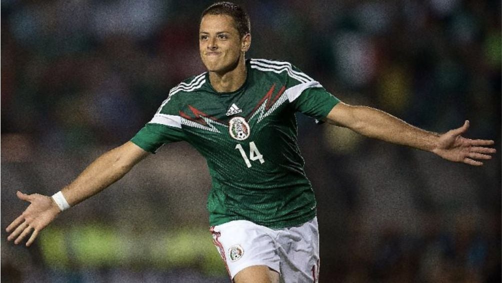 Javier Hernández en festejo de gol