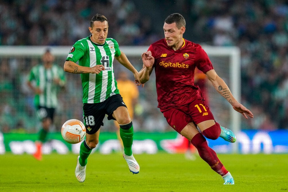 Andrés Guardado disputando el balón en partido ante la Roma 