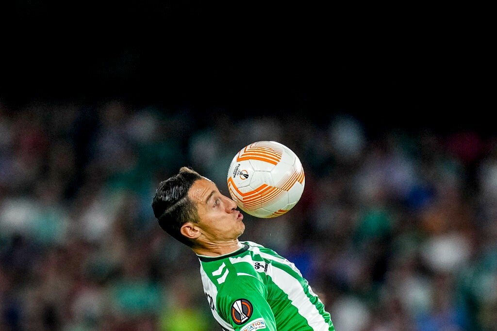 Andrés Guardado en partido con el Real Betis