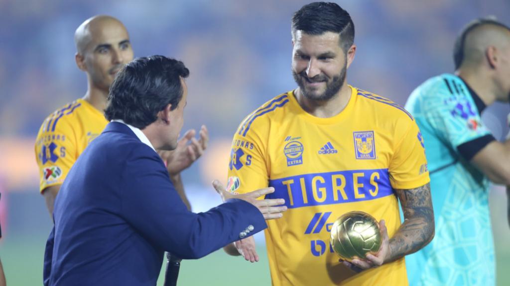 Mikel entregando el galardón a Gignac 